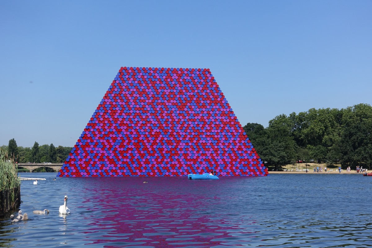 een toren van vaten in Hyde Park