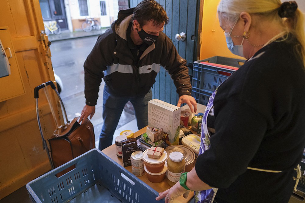 mensen geven en nemen voeding