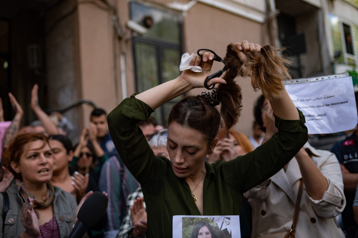 vrouwen knippen hun haar