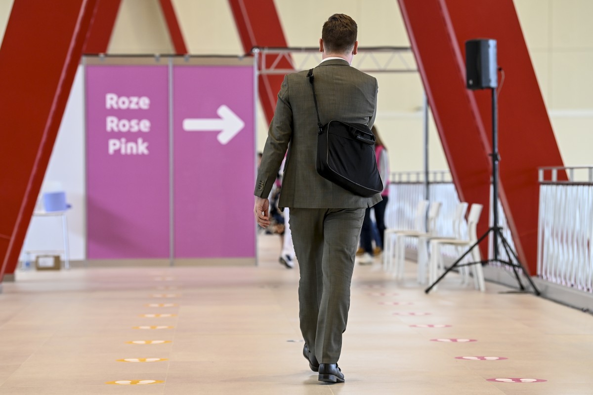 een man in een centrum voor vaccinatie