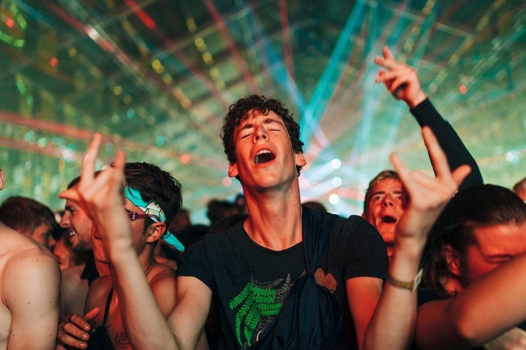 een jongeman geniet op een vorige Pukkelpop