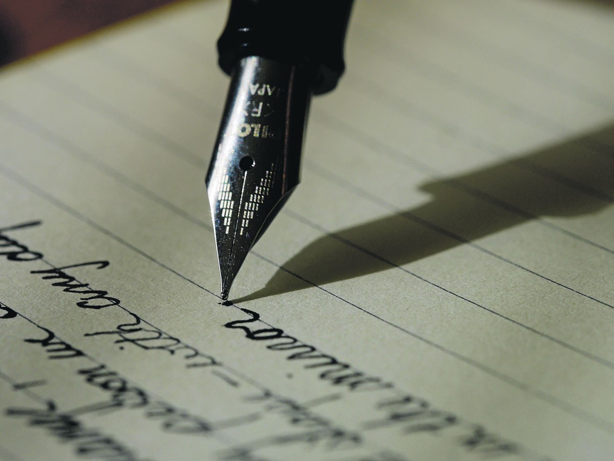 een pen schrijft op papier