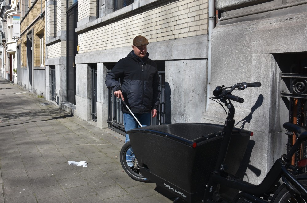 Dirk loopt langs de huizen
