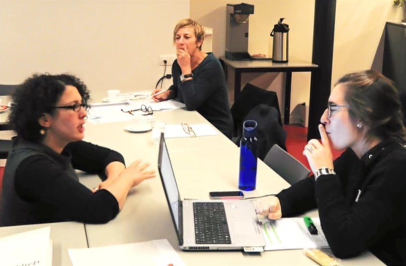 Farida Barki geeft feedback op teksten