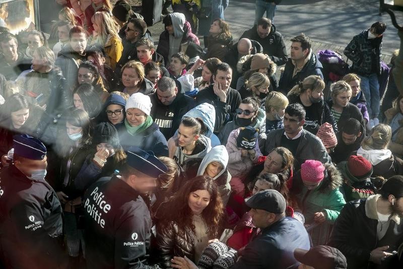 vluchtelingen schuiven aan voor opvang