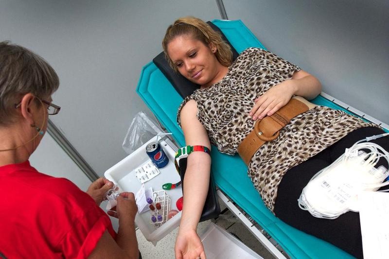 een vrouw geeft bloed