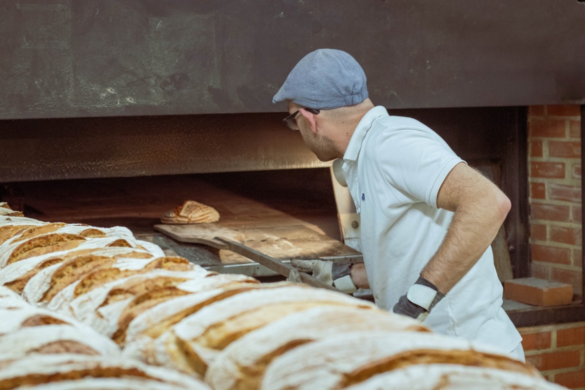 een bakker aan het werk