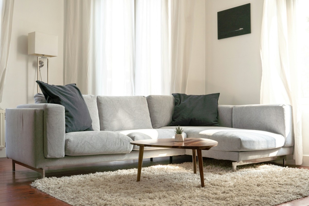 een woonkamer met een zetel