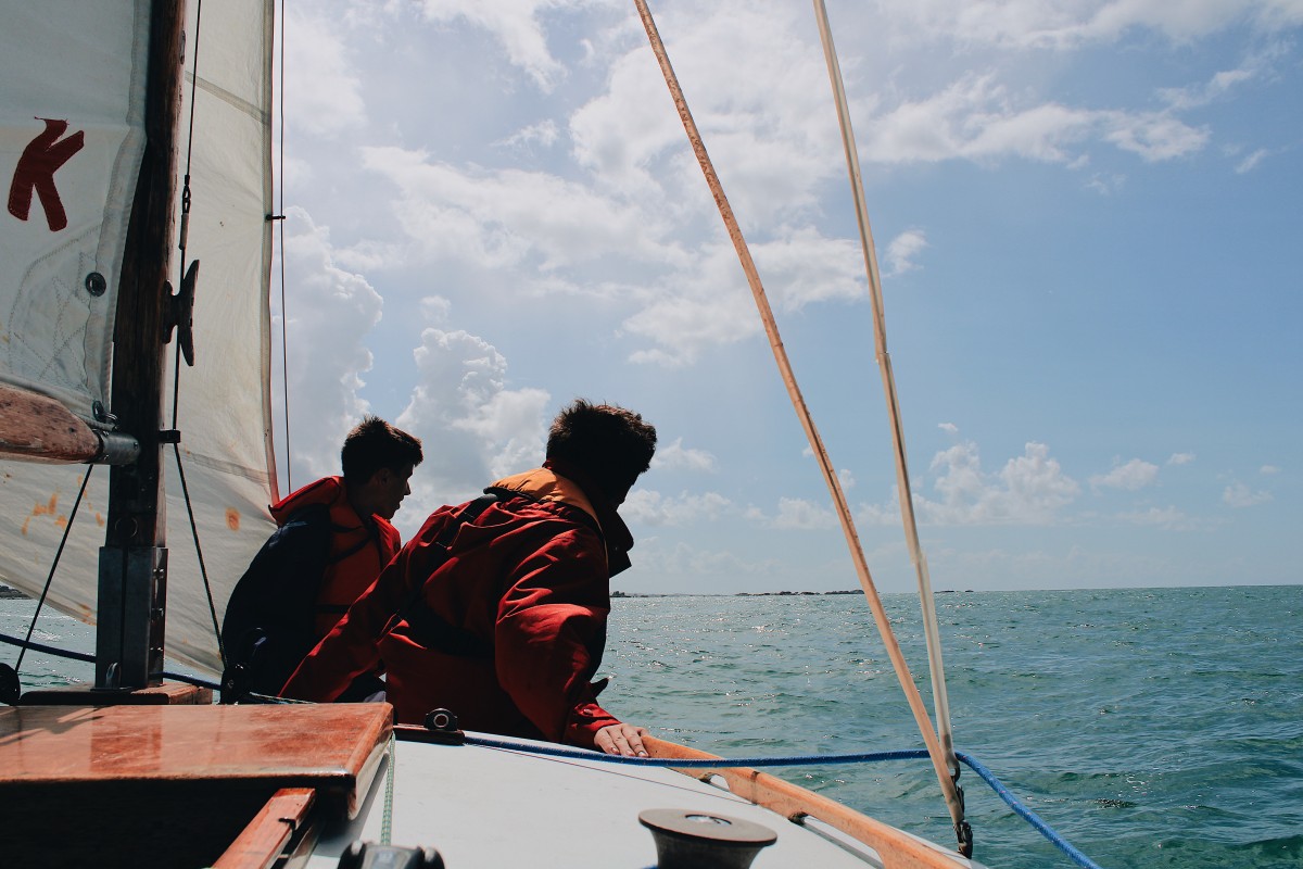 een zeilboot met jongens erop