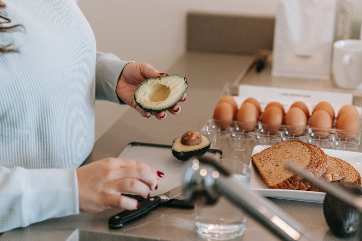 een avocado en eieren