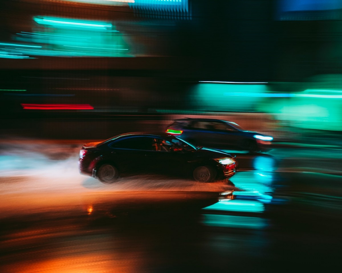 Auto raast voorbij