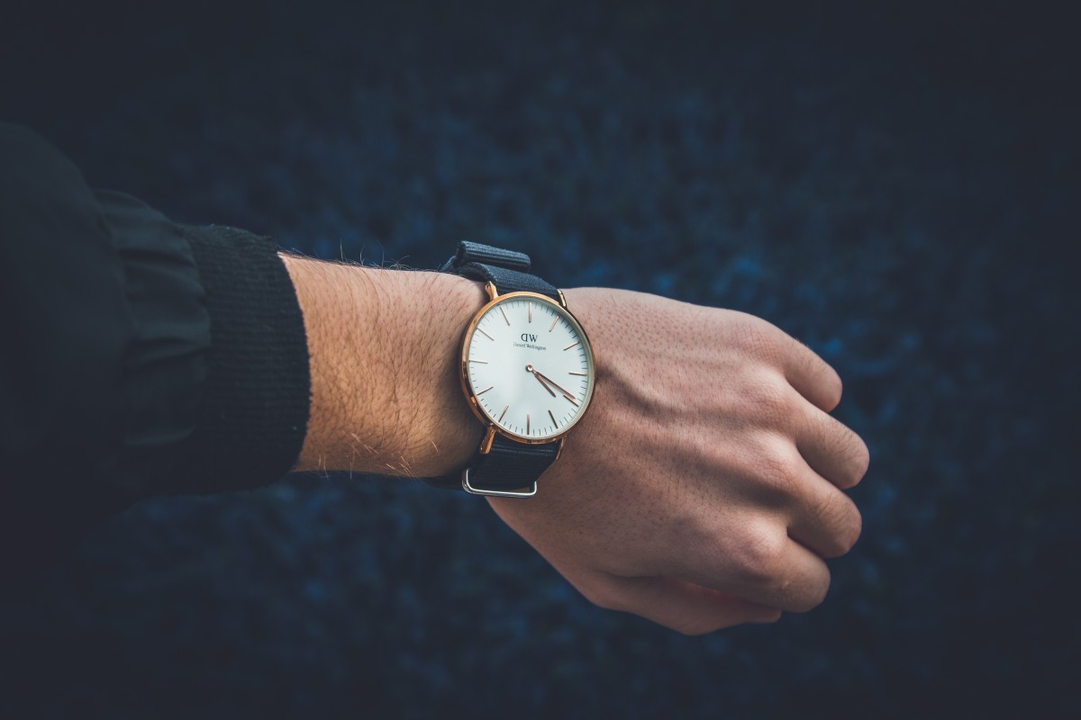 een horloge om een pols